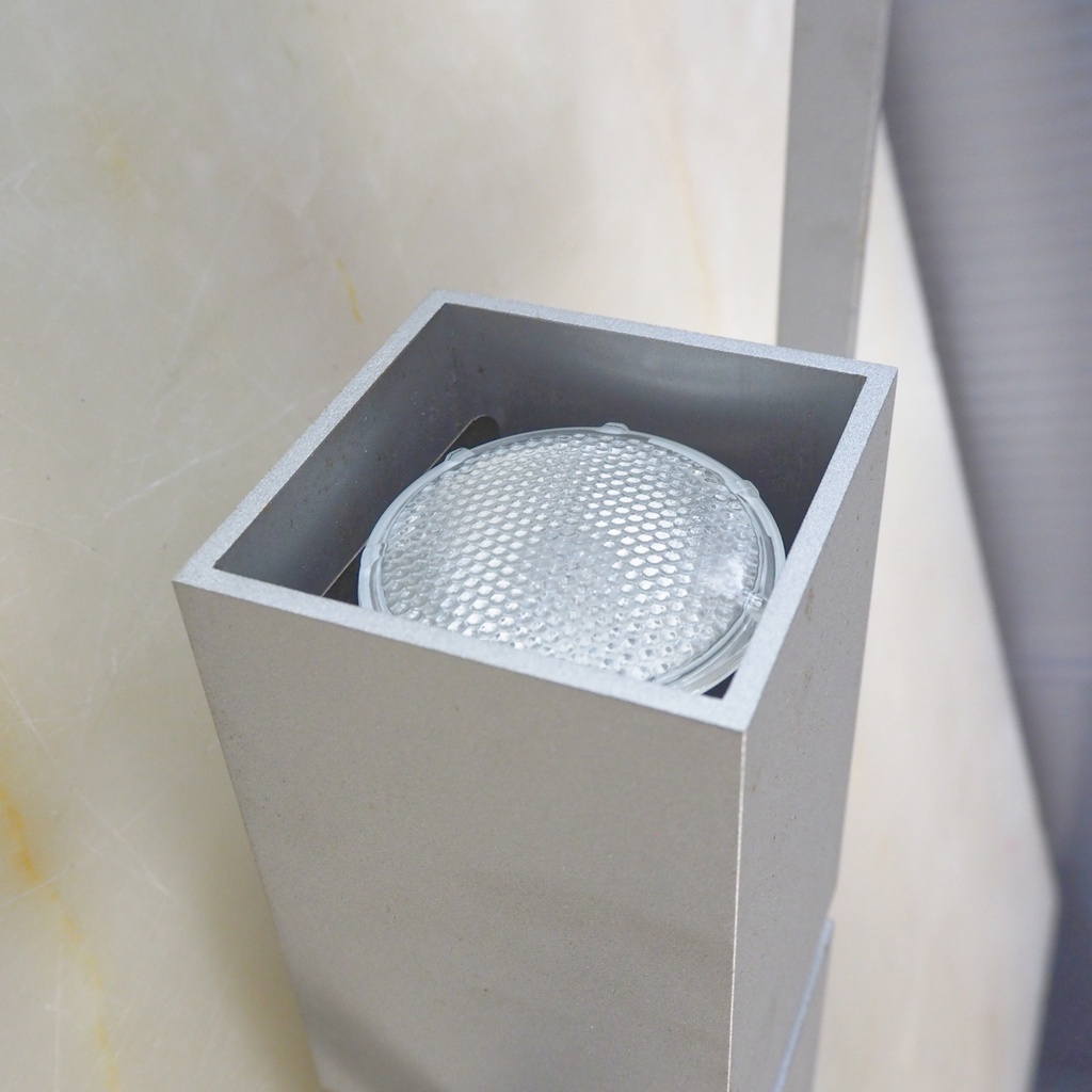 Wall light in metal with adjustable frosted glass diffuser