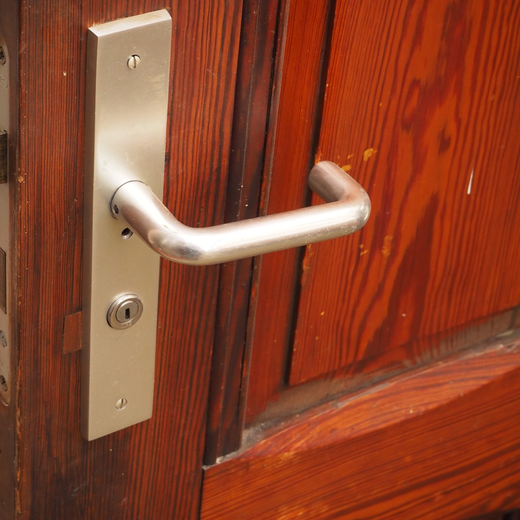 Varnished door in solid pine (H. 231 x W. 90/91 cm) - Left