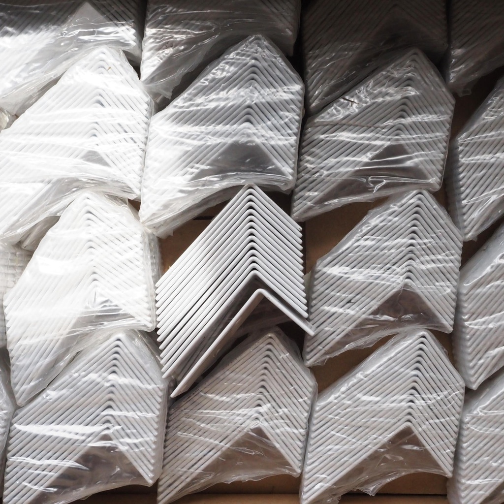 Angle bracket in white lacquered steel by Domax (8 x 4 cm)