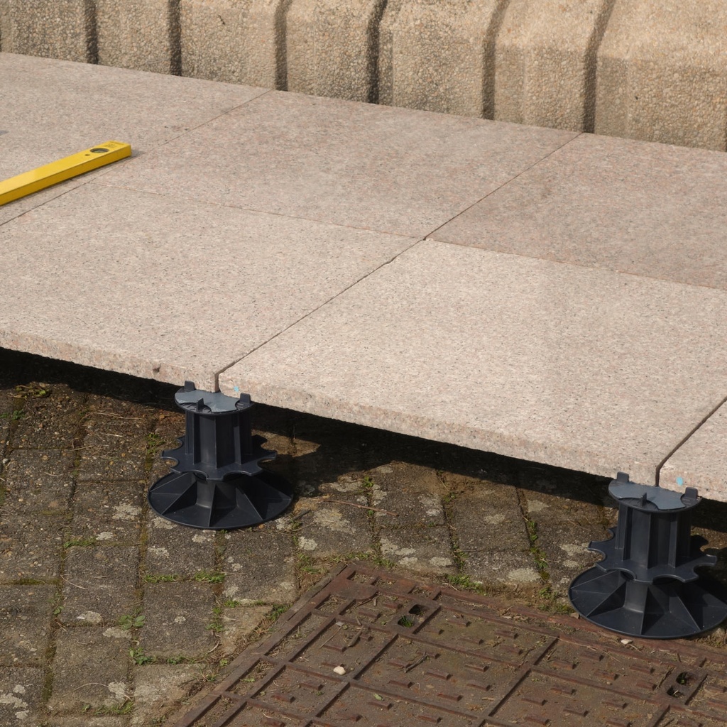 Square pink granite slabs with flamed finish (from 2,5 to 2,9 cm thick) - Sold per m2