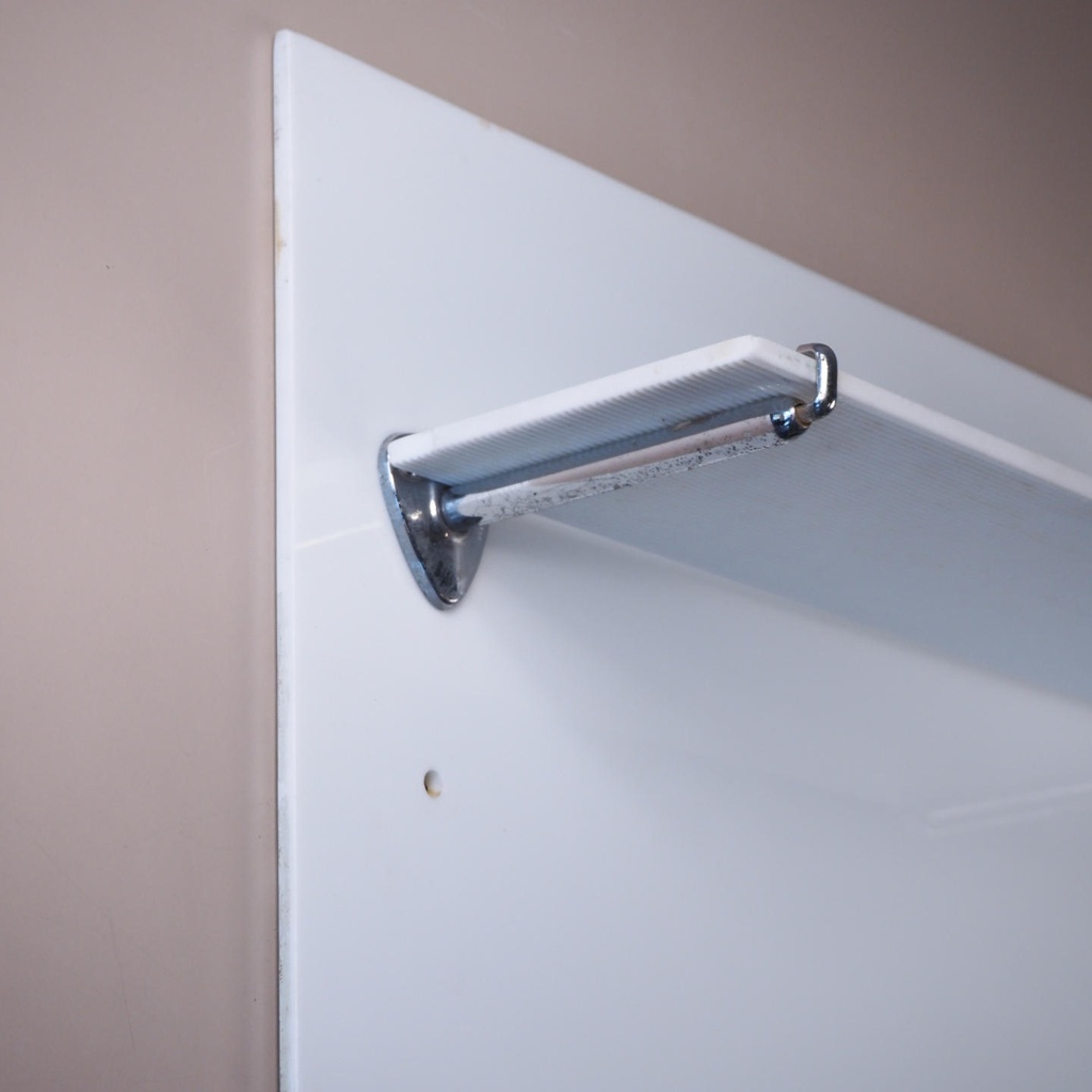 Bathroom shelf in porcelain
