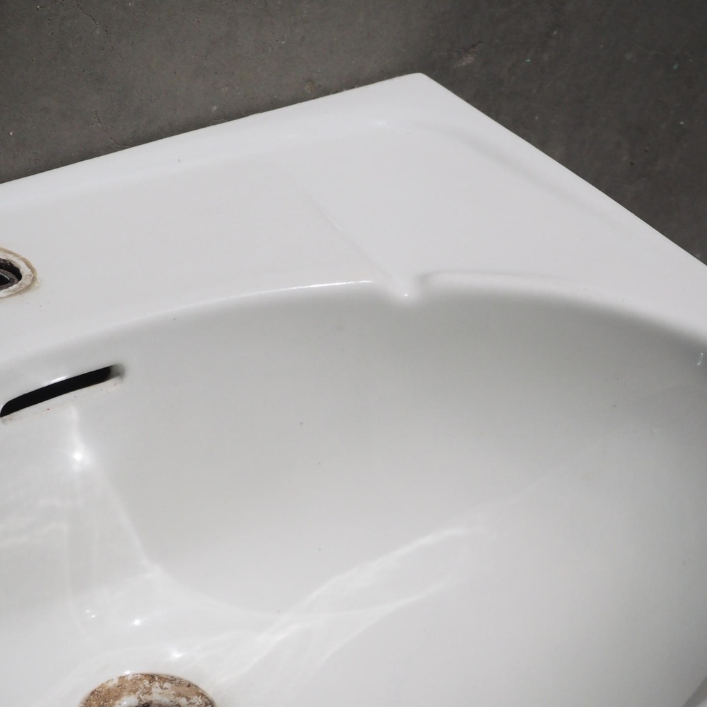 Bathroom sink in ceramic