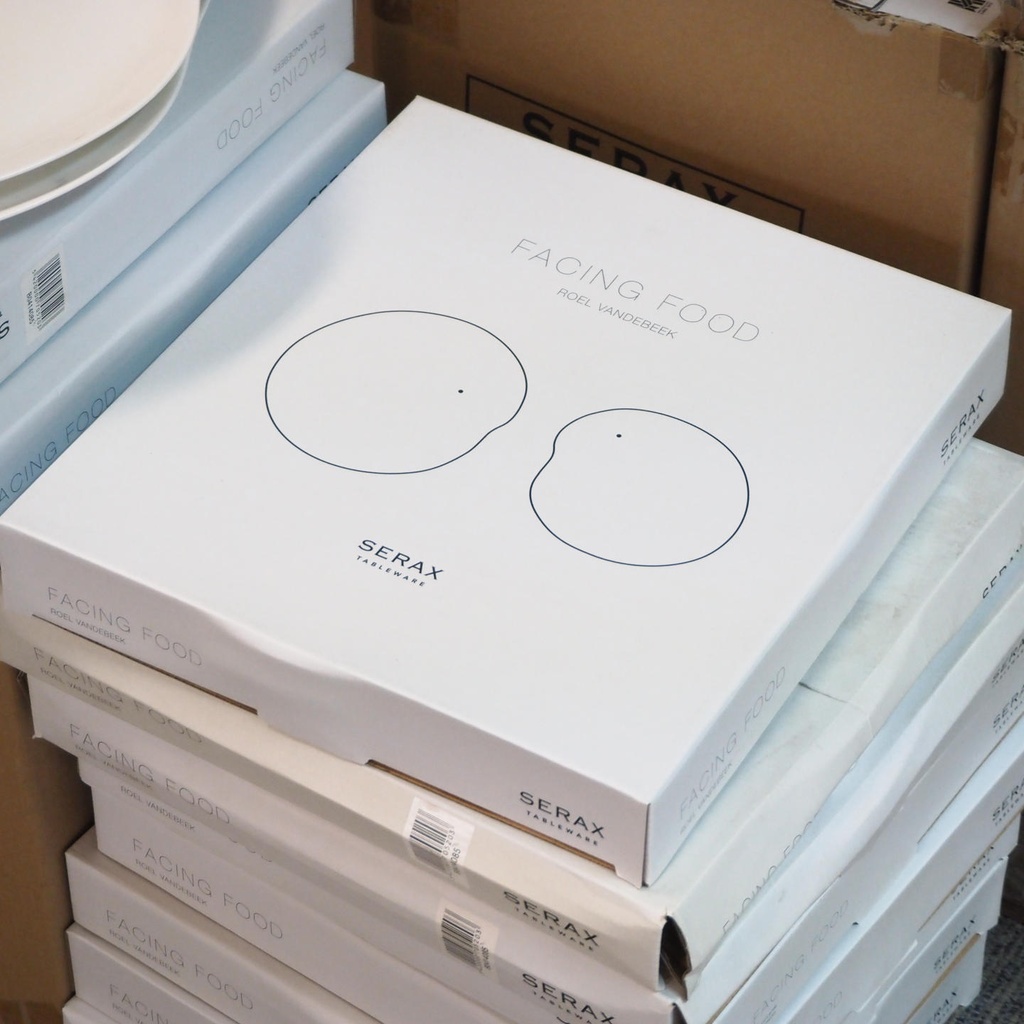 Box of 2 serving plates 'Facing Food' by Roel van de Beek for Serax (⌀ 32 cm)