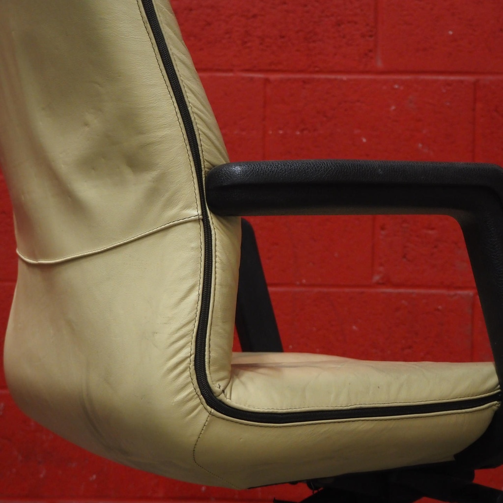 Swivel executive armchair in off-white simili leather by Arredi