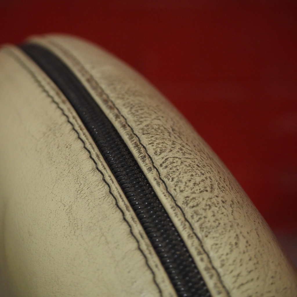 Swivel executive armchair in off-white simili leather by Arredi