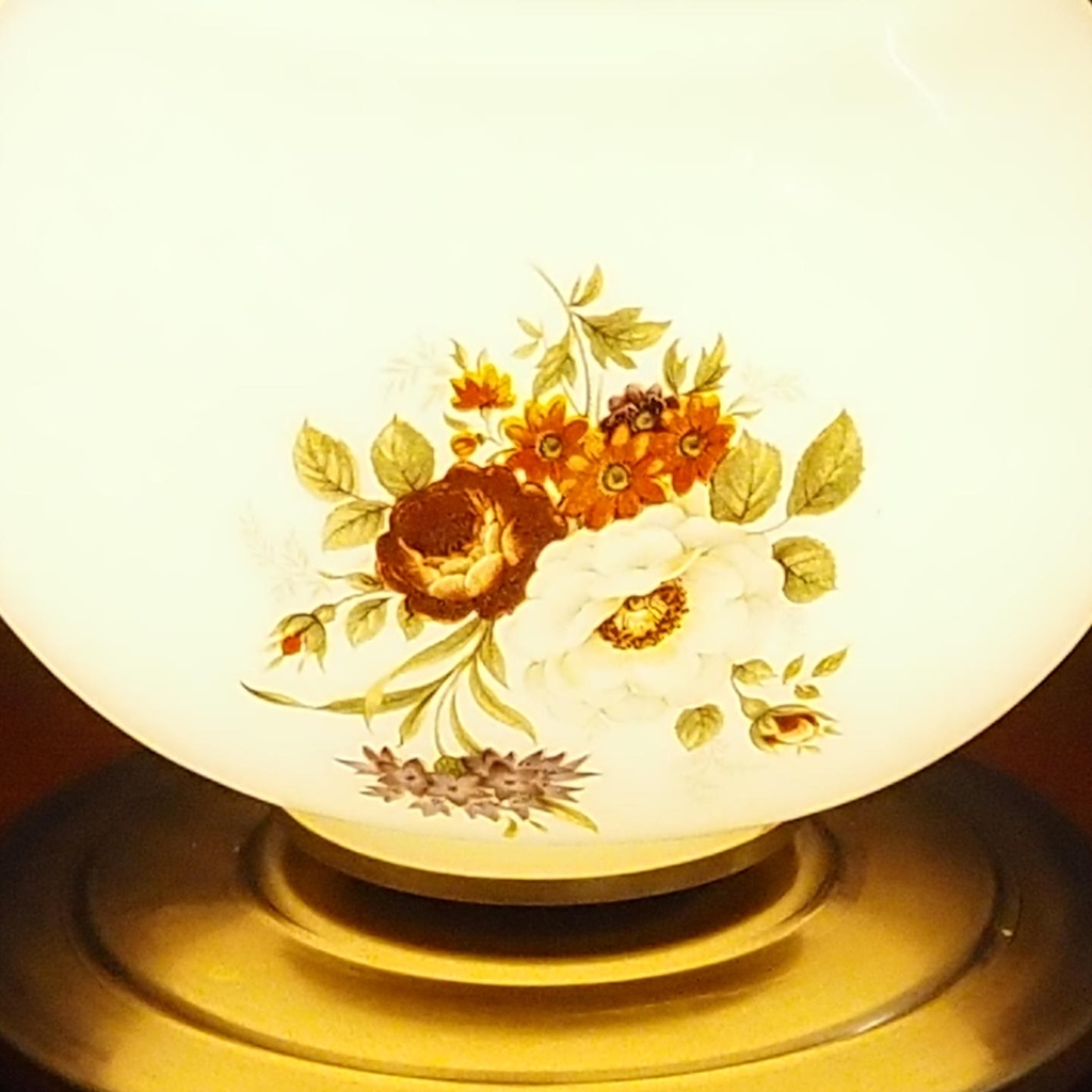 Table light 'Hélène' in brass with decorated opaline diffuser