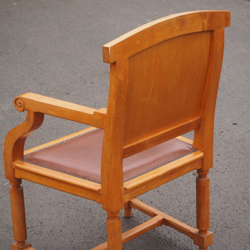 Armchair in solid oak and synthetic leather from Antwerp's Court of Appeal
