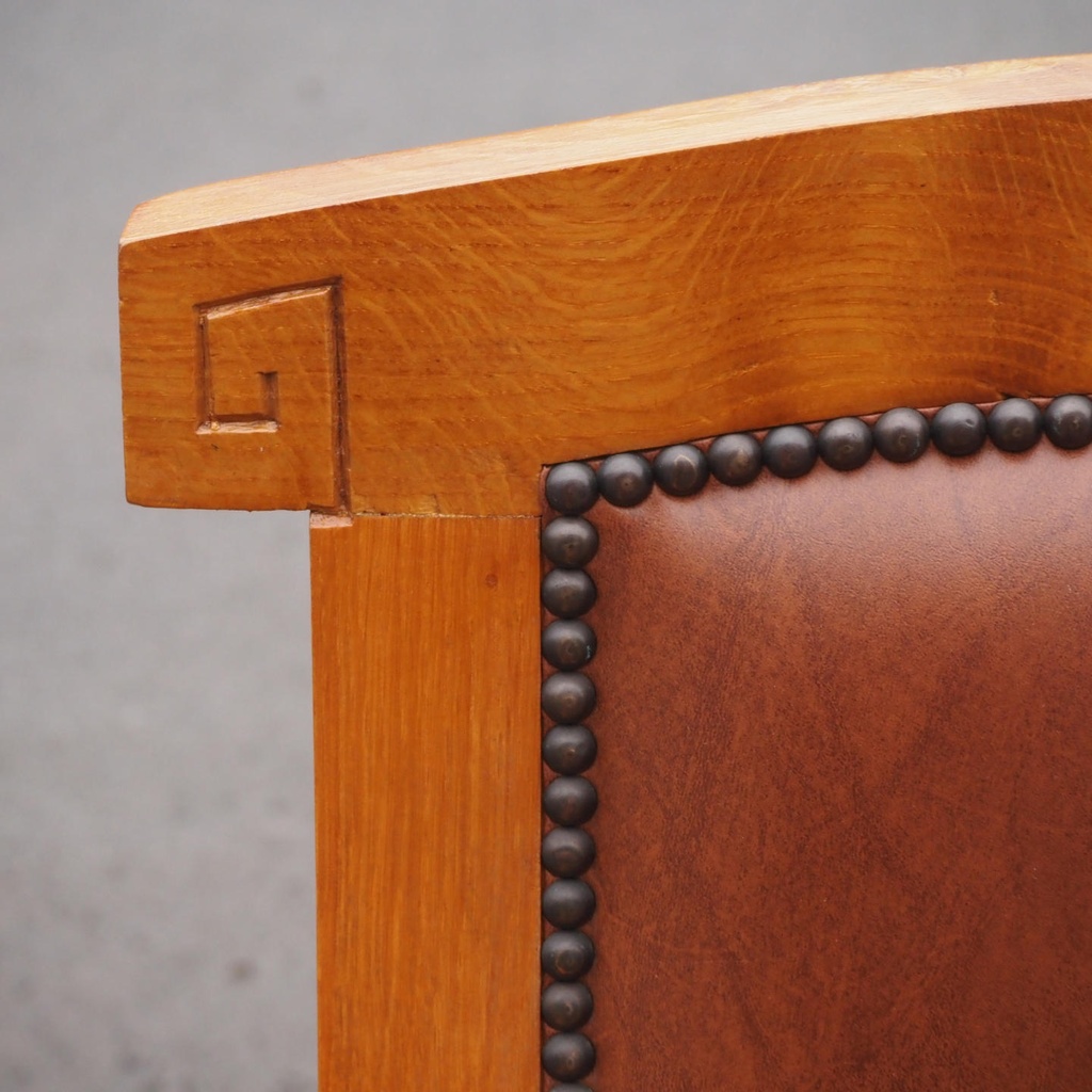 Armchair in solid oak and synthetic leather from Antwerp's Court of Appeal