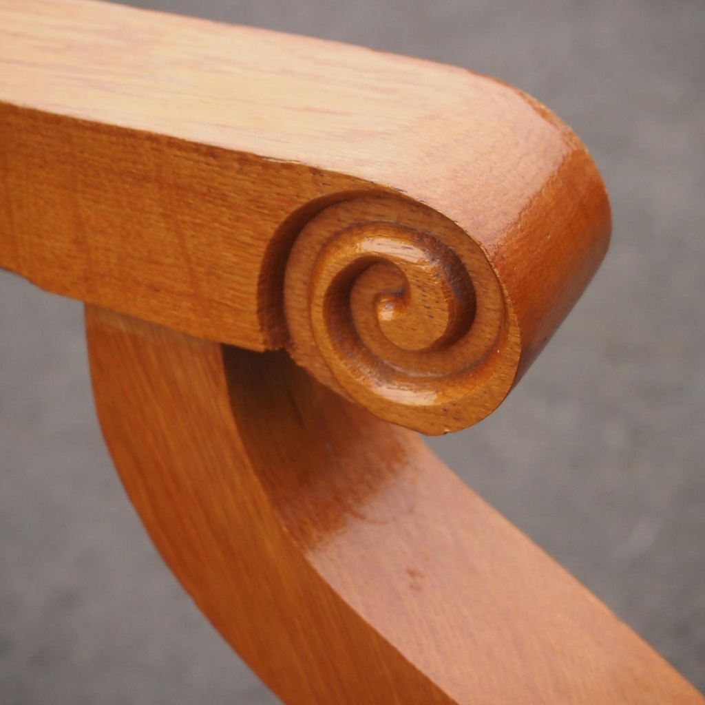 Armchair in solid oak and synthetic leather from Antwerp's Court of Appeal