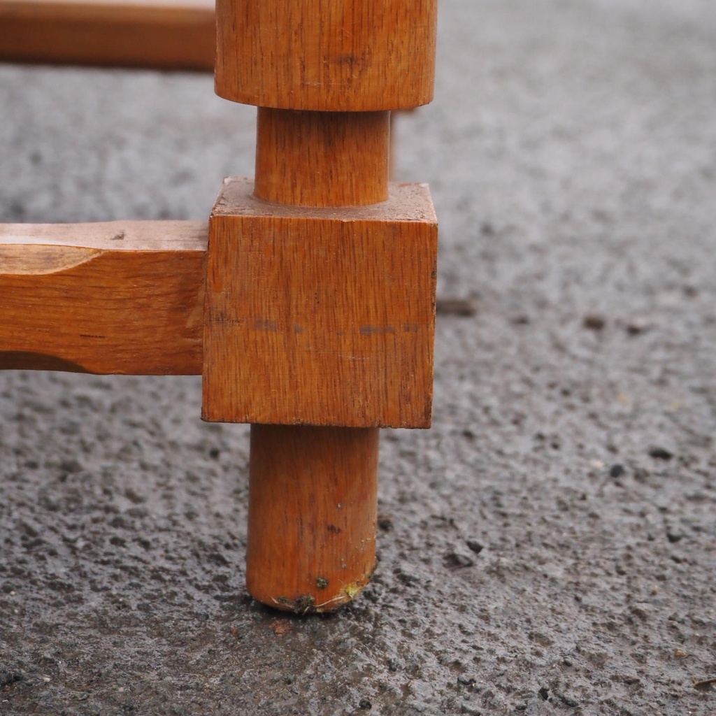 Armchair in solid oak and synthetic leather from Antwerp's Court of Appeal