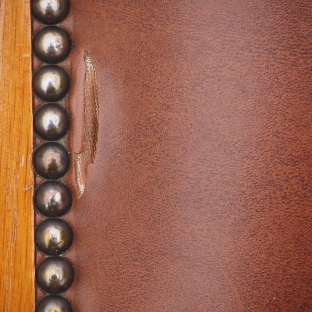 Armchair in solid oak and synthetic leather from Antwerp's Court of Appeal