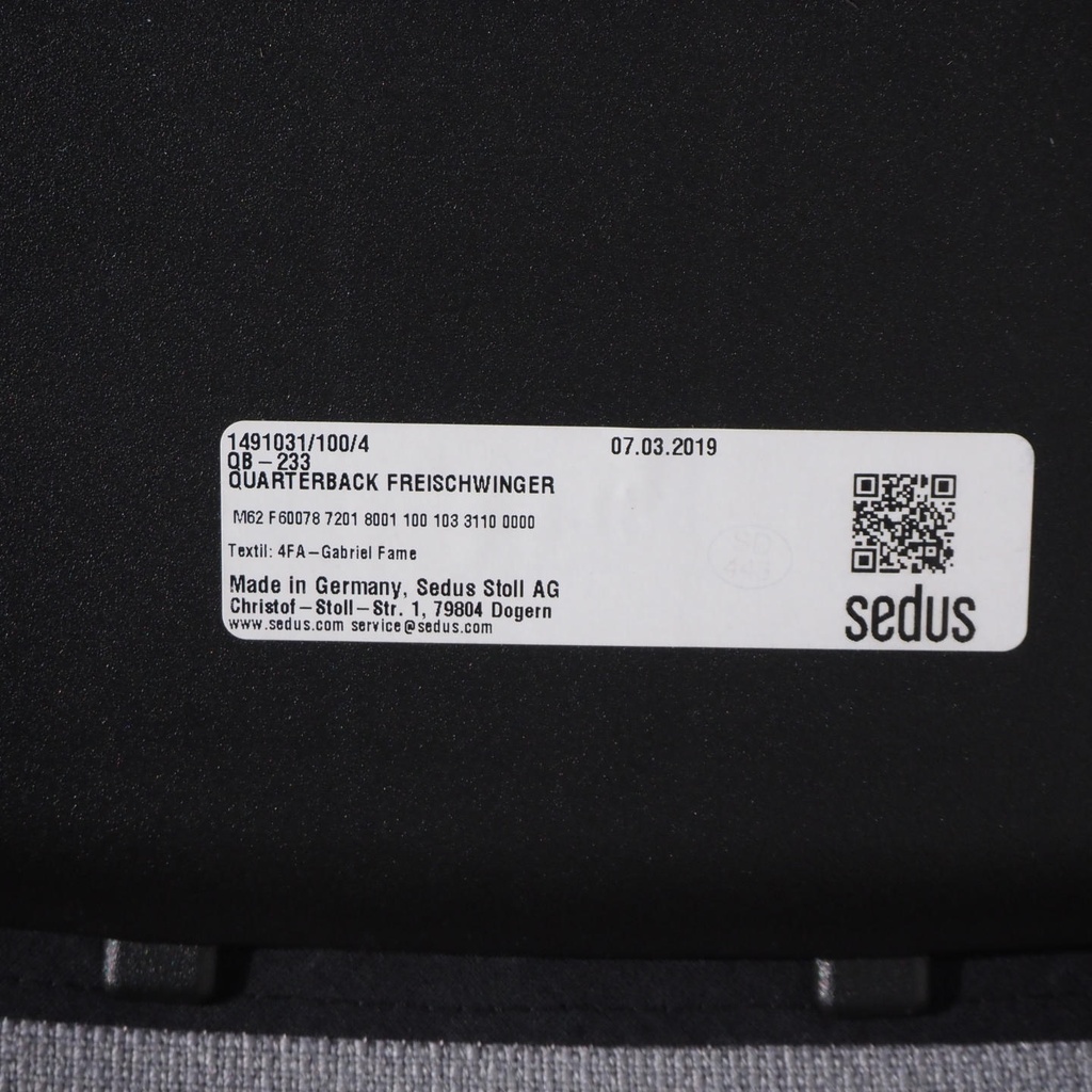 Cantilever armchair 'Quarterback' by Sedus