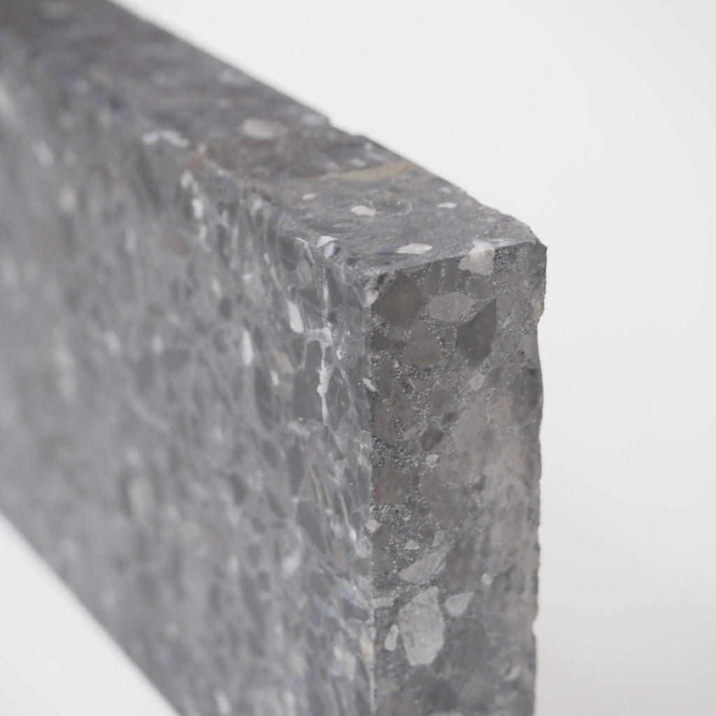 Floor plinth 'Pizzon' in Bomarbre terrazzo (L. 30 cm)