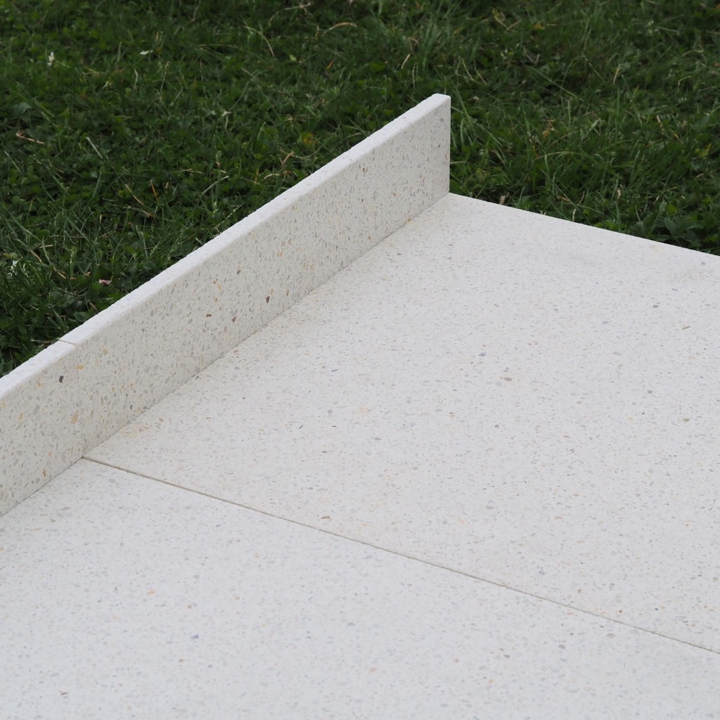 Floor plinth 'Elena' in terrazzo 'Vetisol Cristo' (L. 50 cm)