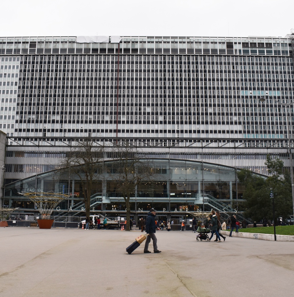Black granite slabs from the Gare Montparnasse (115 x 115 cm)