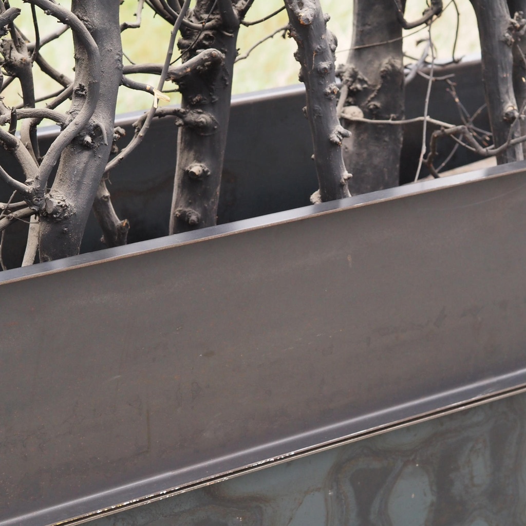 Partition in steel with decorative element 'Black Bush' by Christophe Gevers from the Générale de Banque (L. 510 cm)