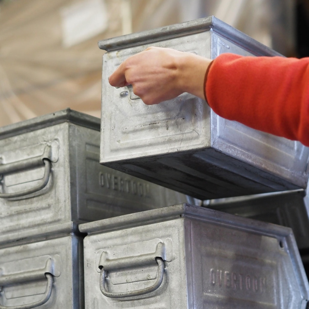 Storage container in galvanized steel by Overtom