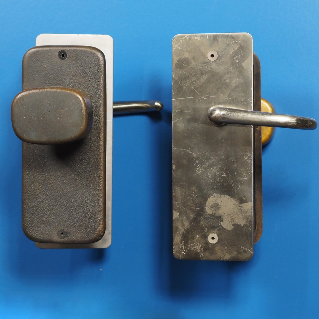 Double door handle in chrome brass and sand-cast bronze by Jules Wabbes from the Générale de Banque - Swivel (Right with visible screw holes)