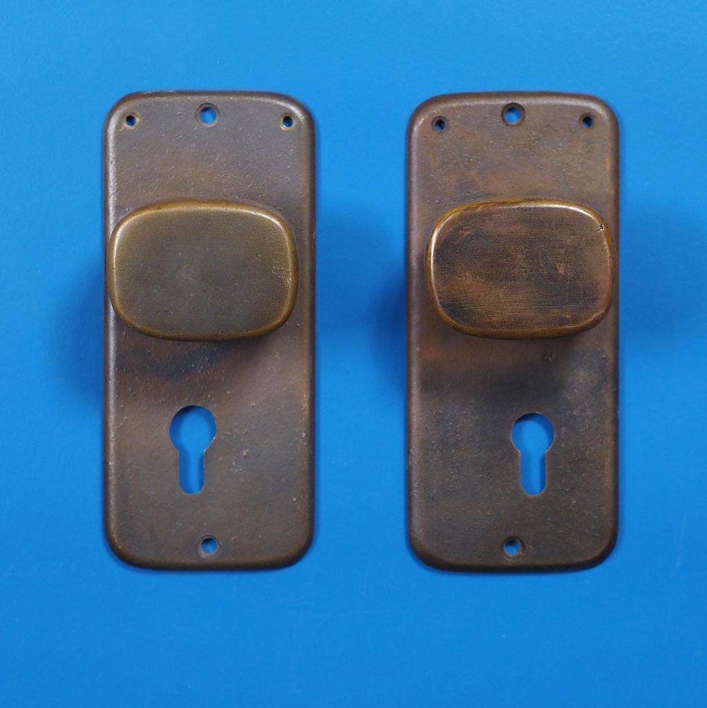 Single door handle with key and fixing holes in sand-cast bronze by Jules Wabbes from the Générale de Banque - Fixed (Right or Left)