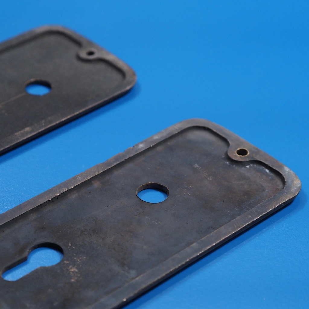 Single door handle plate with key and fixing holes in sand-cast bronze by Jules Wabbes from the Générale de Banque (Right or Left)