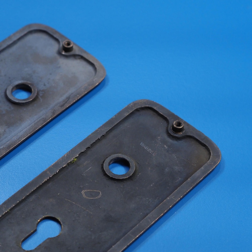 Single handle plate with keyhole in sand-cast bronze by Jules Wabbes from the Générale de Banque (Right or Left)