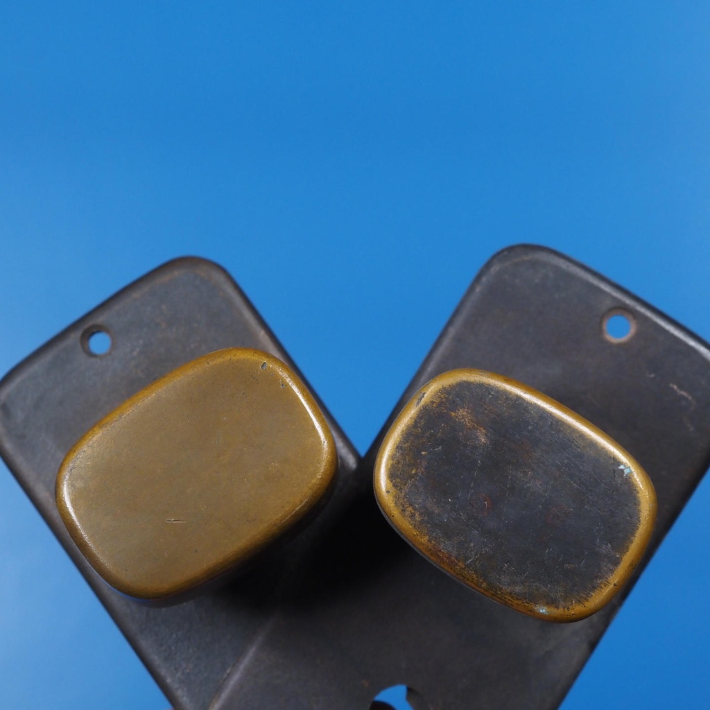 Single door handle with key and fixing holes in sand-cast bronze by Jules Wabbes from the Générale de Banque - Fixed (Right or Left)