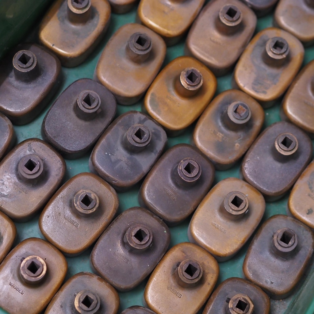 Oval knob in sand-cast bronze by Jules Wabbes from the Générale de Banque (with or without stuck spindle)