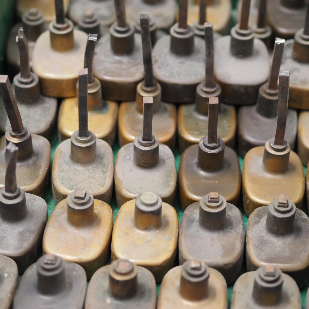 Oval knob in sand-cast bronze by Jules Wabbes from the Générale de Banque (with or without stuck spindle)