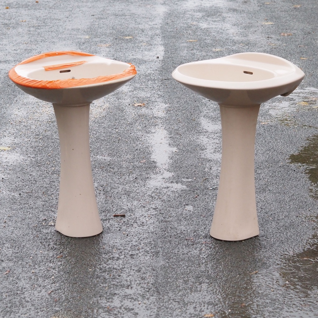 Pedestal bathroom sink in glazed ceramic by Ideal Standard