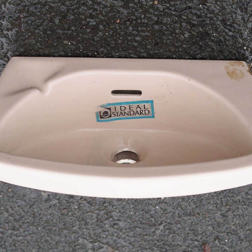 Bathroom sink in glazed ceramic by Ideal Standard