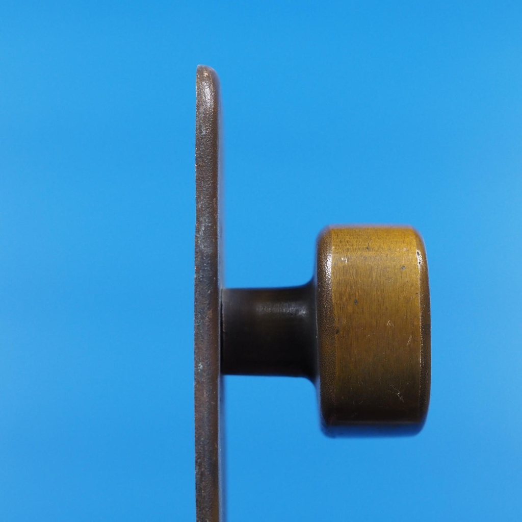 Single door pull handle with key and fixing holes in sand-cast bronze by Jules Wabbes from the Générale de Banque - Fixed (Right)