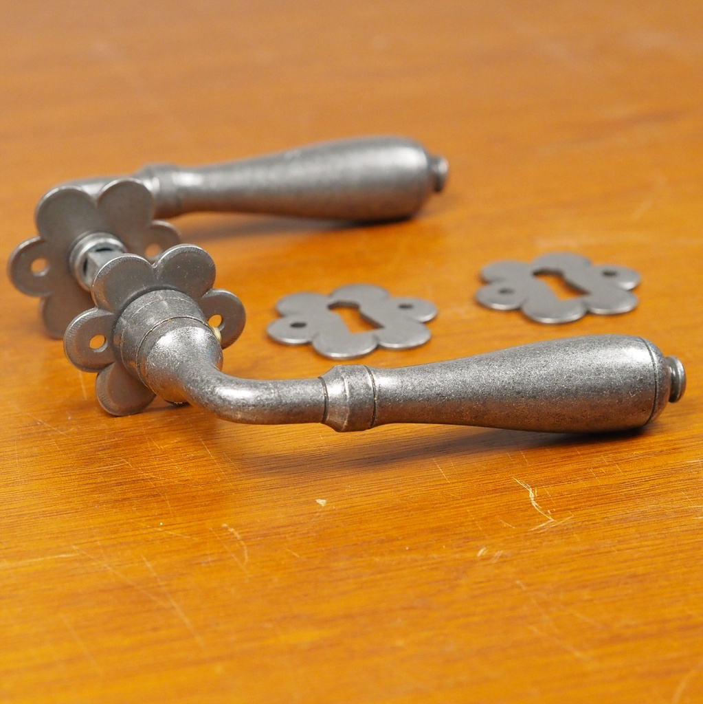 Door handle with key rosettes by Linea Bertomani