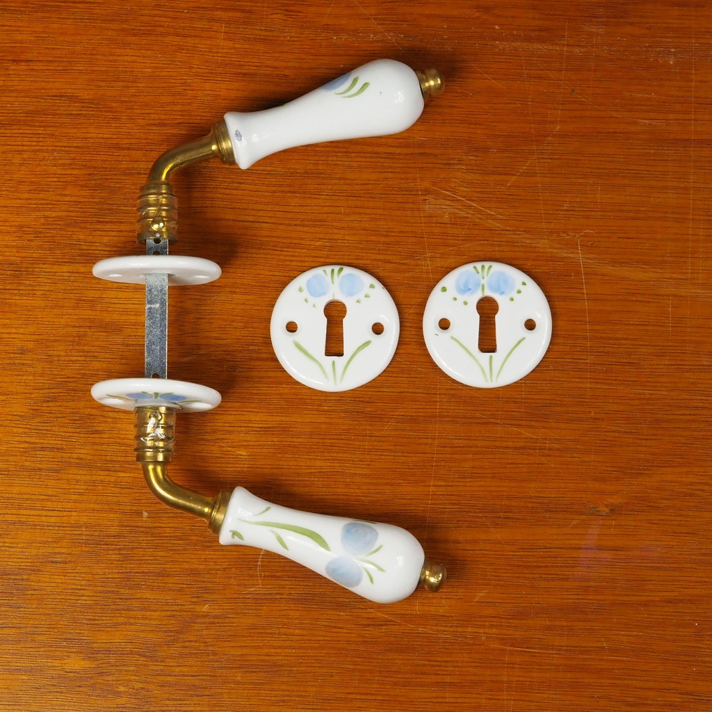 Door handle in brass and porcelain with key rosettes by Linea Bertomani - Blueberry