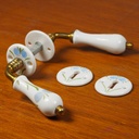 Door handle in brass and porcelain with key rosettes by Linea Bertomani - Blueberry