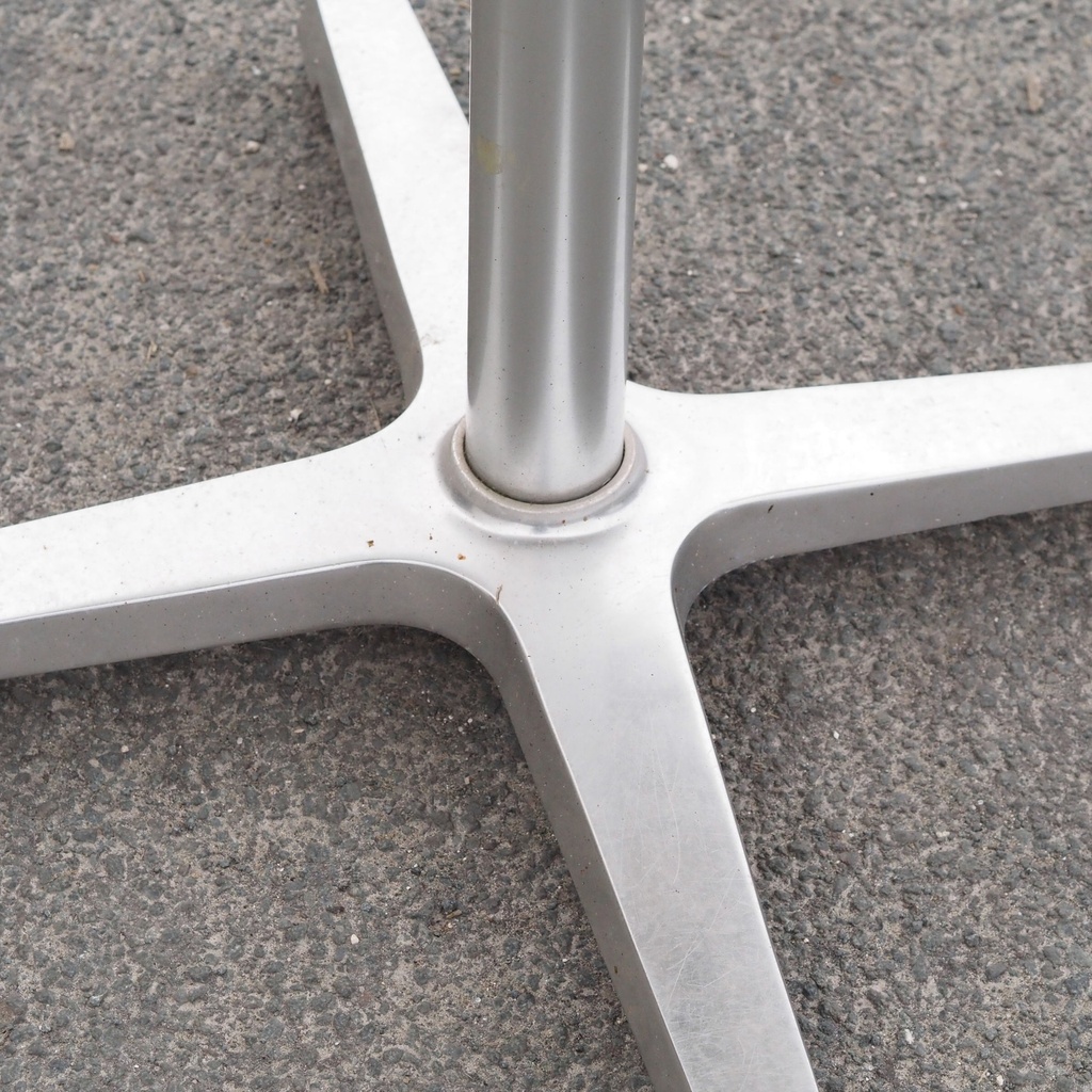 Round cafeteria table by Amat3
