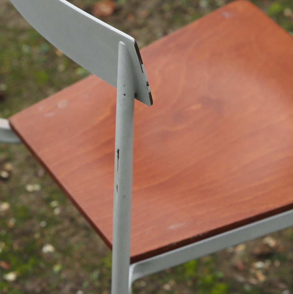 Black stackable chair by Pierre-Emmanuel Vandeputte - Low backrest (with various coloured corners)