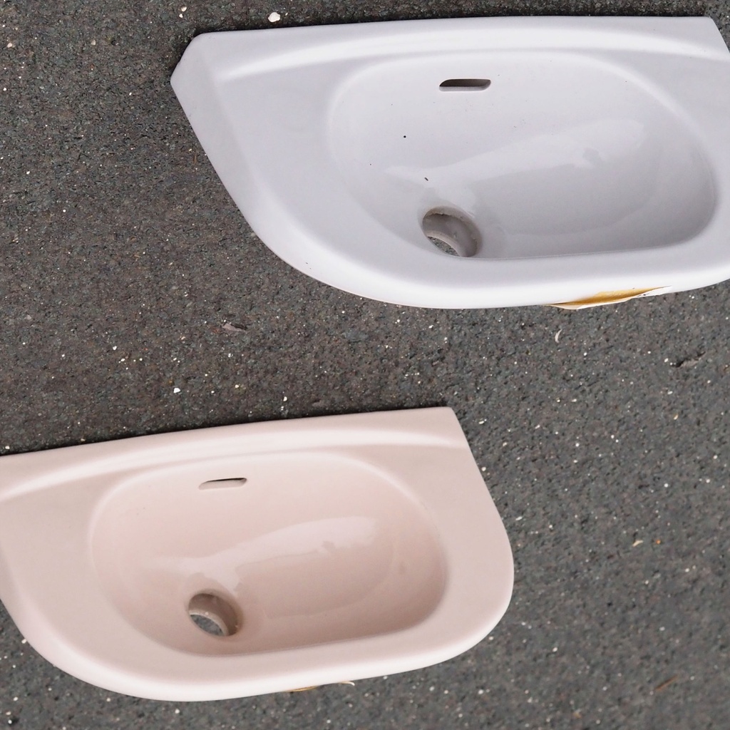 Bathroom sink in glazed porcelain by Villeroy & Boch