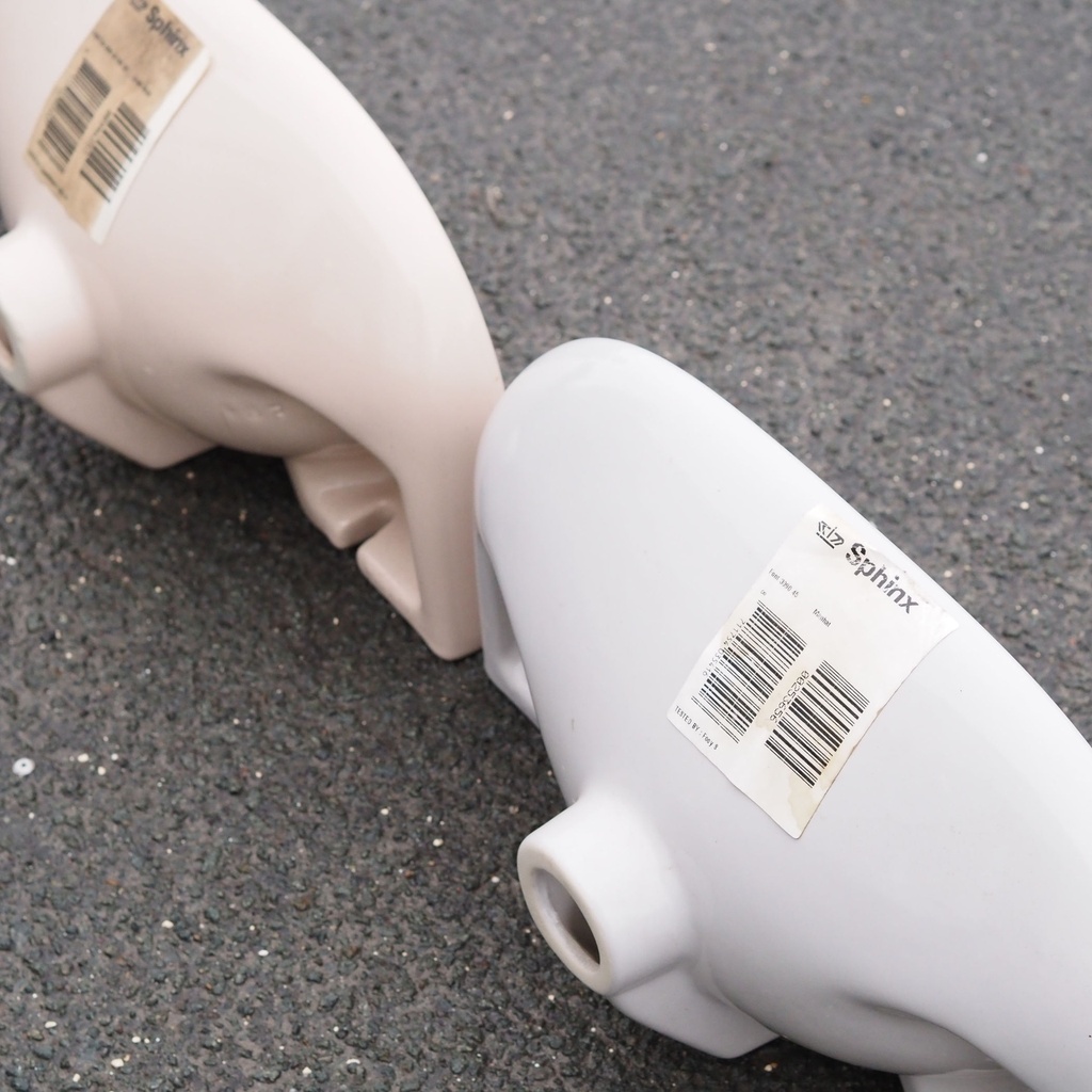 Bathroom sink in glazed porcelain by Villeroy & Boch