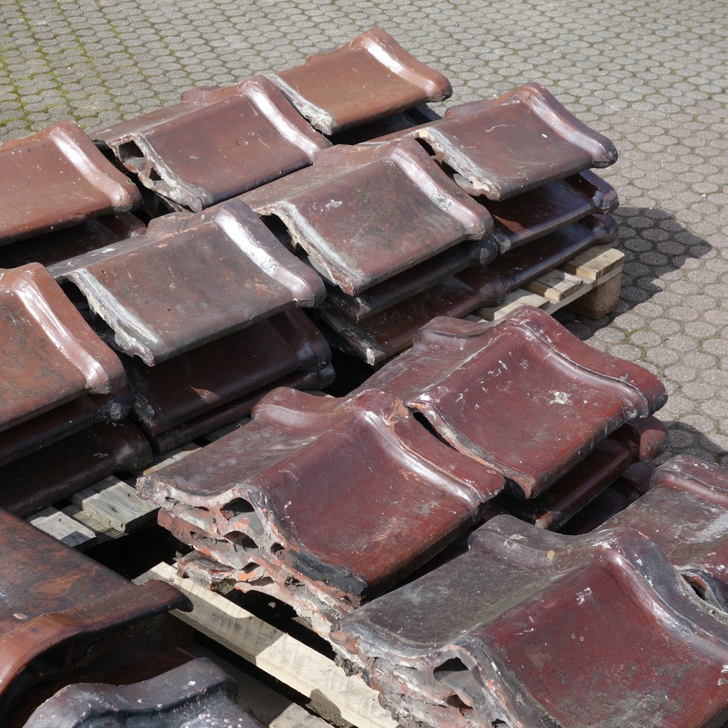 Wall coping tiles in glazed clay - Only available in our physical shop