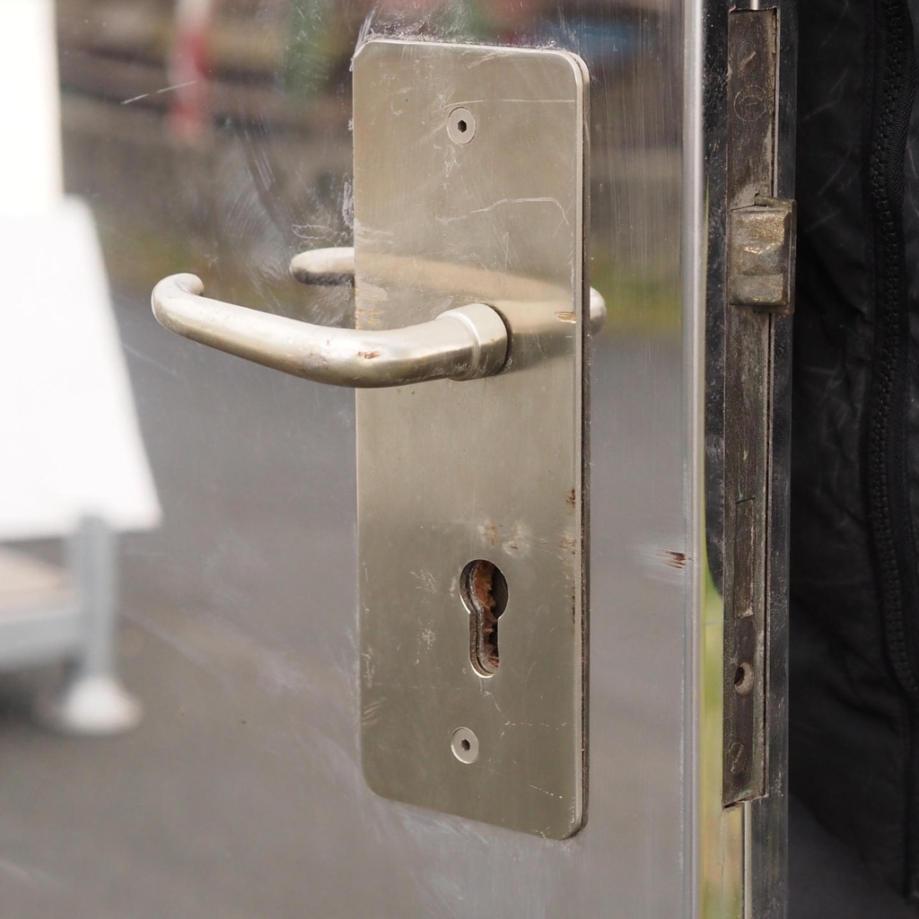 Service door in stainless steel with handle by Jules Wabbes (H. 198 x 53 cm) - Left