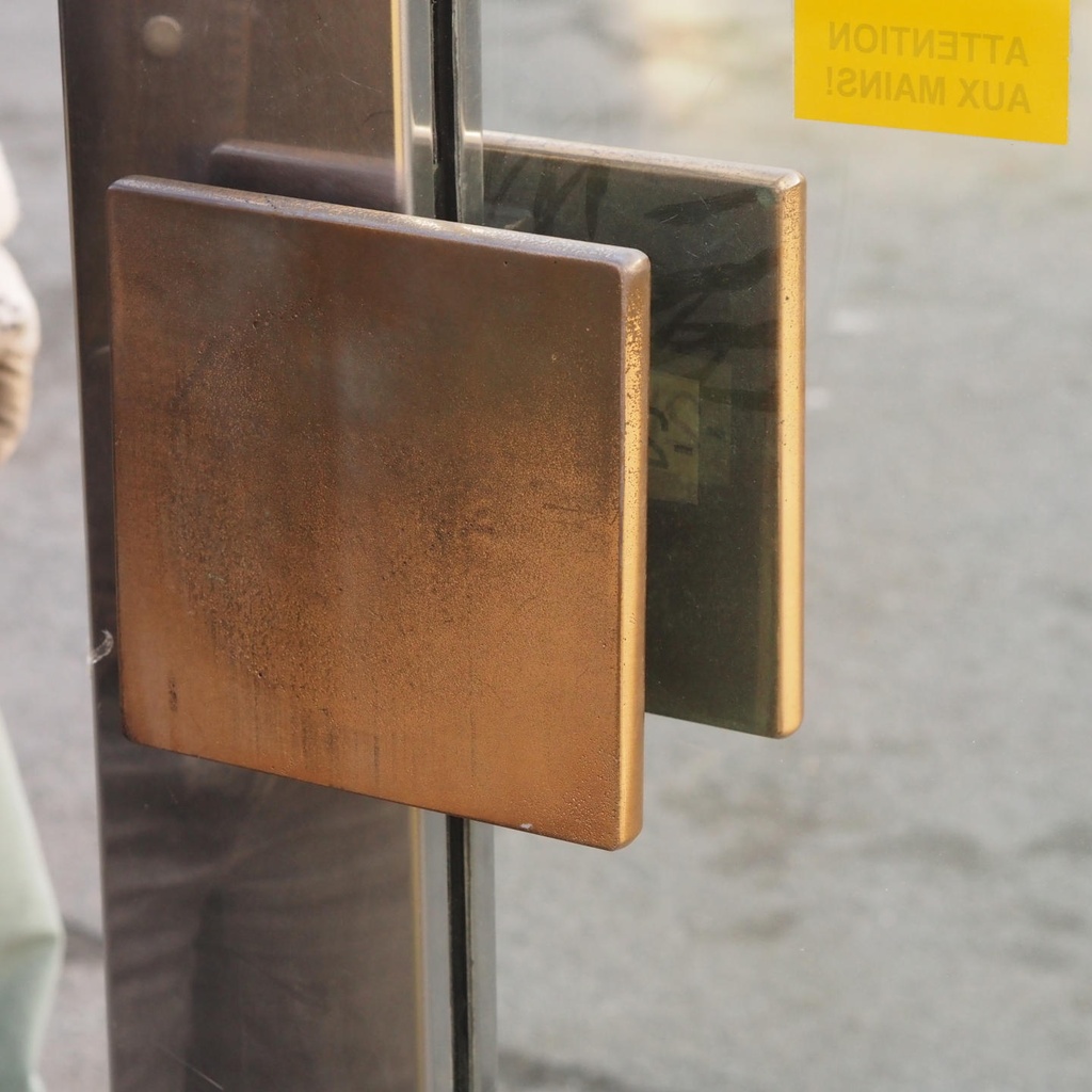 Glass door in stainless steel and bronze from the main entrance of the Générale de Banque(H. 235,5 x 108 cm)