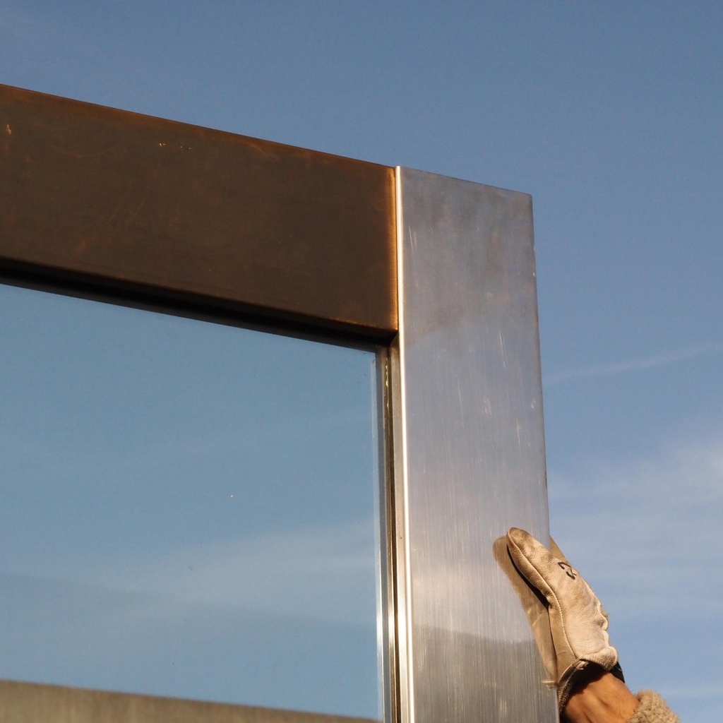 Glass door in stainless steel and bronze from the main entrance of the Générale de Banque(H. 235,5 x 108 cm)
