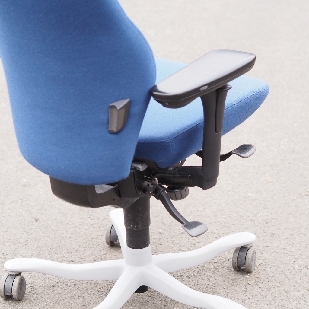 Swivel office armchair by Kinnarps from Antwerp's Court of Appeal