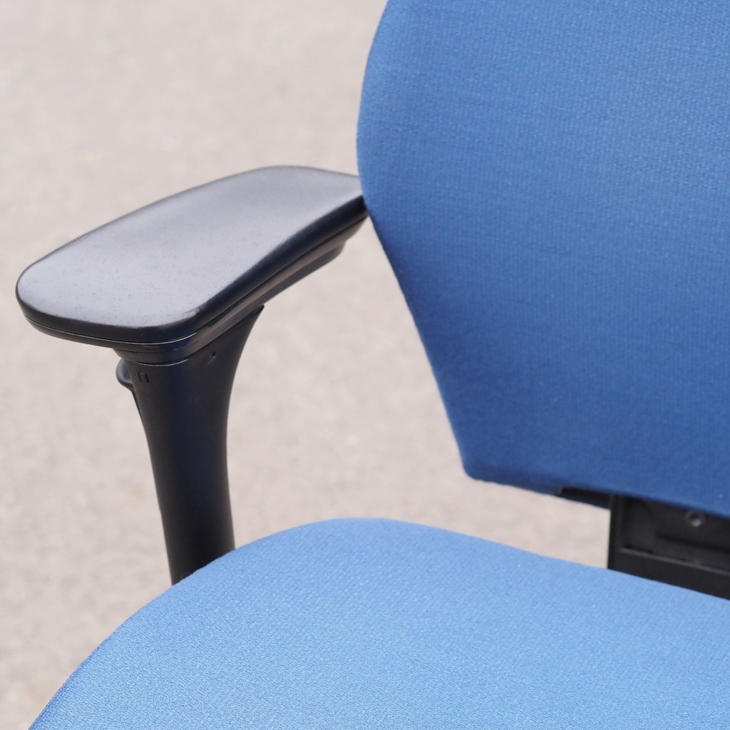 Swivel office armchair by Kinnarps from Antwerp's Court of Appeal