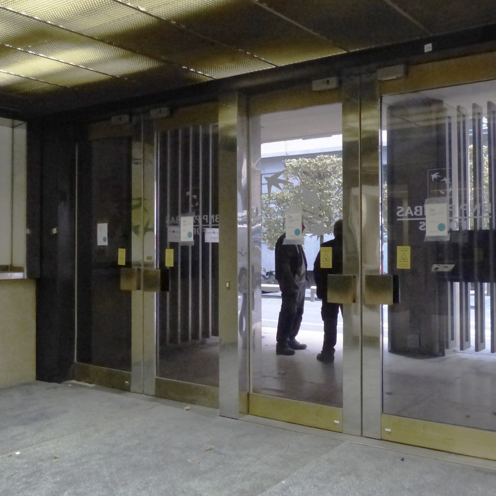 Glass door from the main entrance of the Générale de Banque (H. 235,5 x 108 cm)