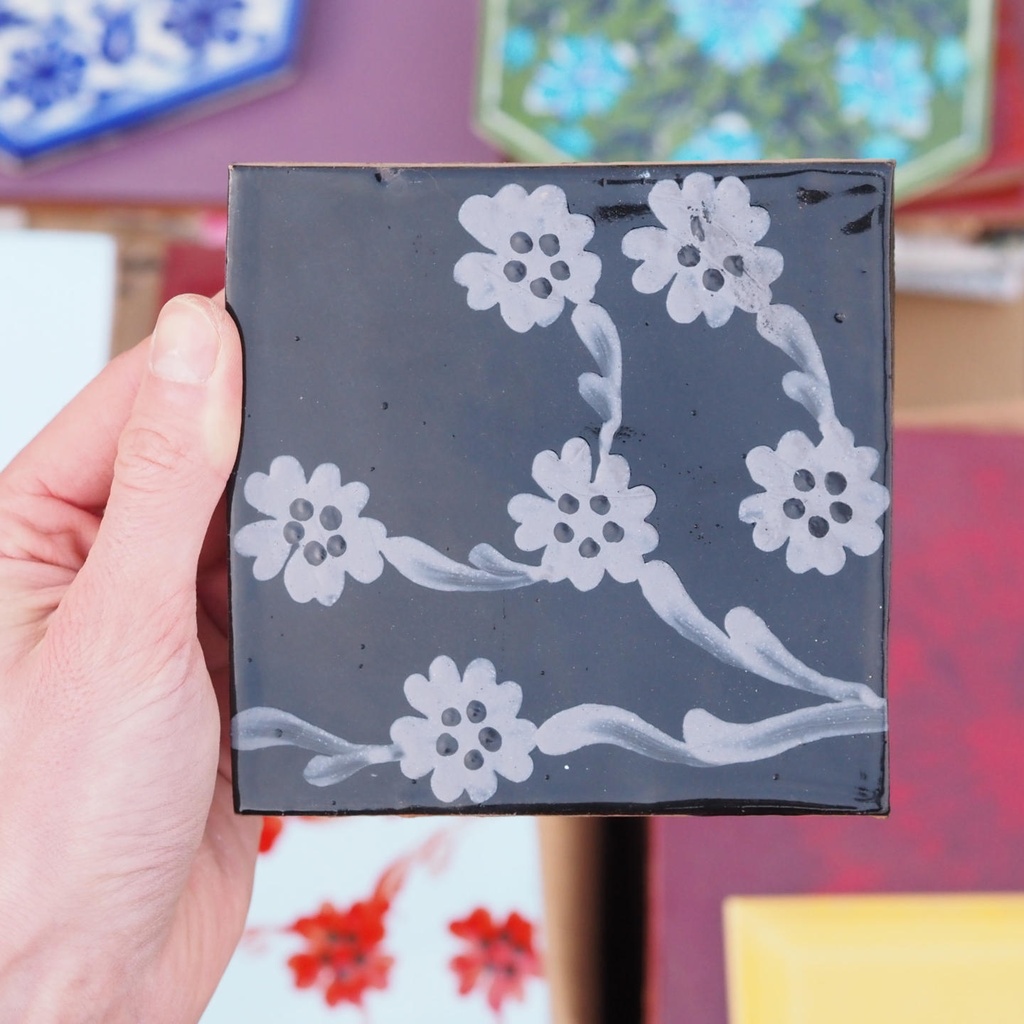 Handmade cement tile by Emery&Cie (20 x 20 cm) - Only available in our physical shop