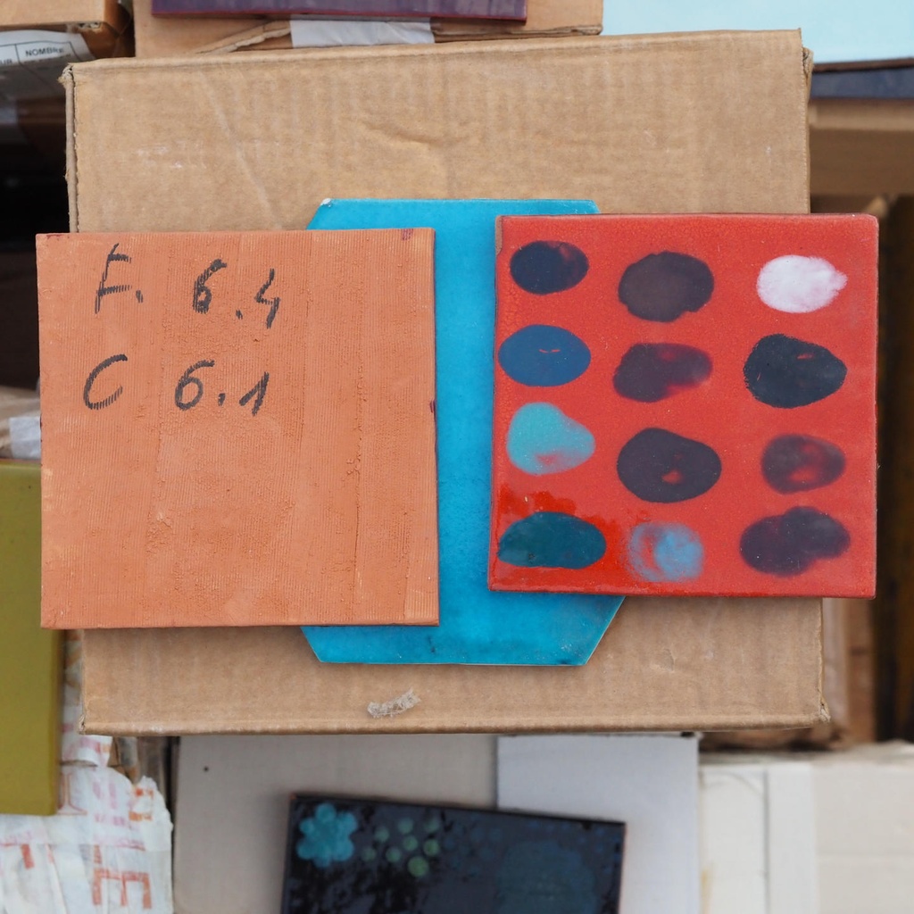 Handpainted glazed terracotta tile from the workshop of Agnès Emery (various sizes) - Only available in our physical shop