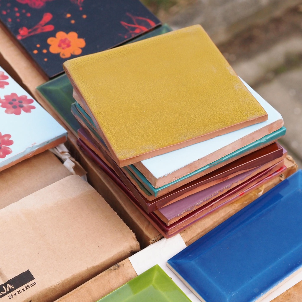 Handpainted glazed terracotta tile from the workshop of Agnès Emery (various sizes) - Only available in our physical shop