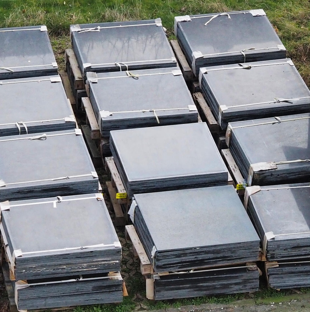 Square slab in black gabbro from the Montparnasse train station complex (115 x 115 cm)