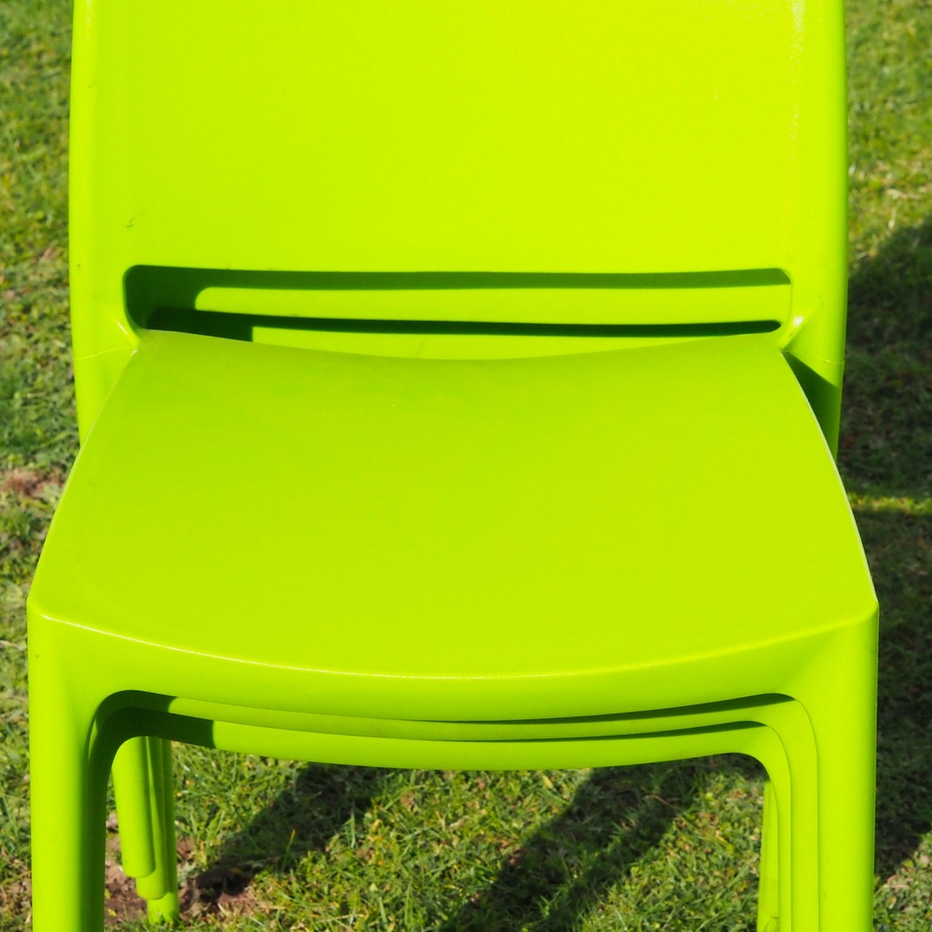 Stackable chair in plywood and lacquered steel